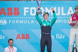 Oliver Turvey, NIO Formula E Team, fête sa deuxième place sur le podium