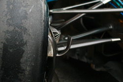 Mercedes AMG F1 W09, передня підвіска
