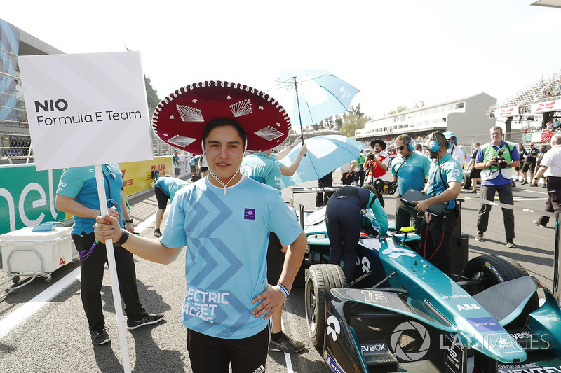 Niño de la parrilla con el auto Oliver Turvey, NIO Formula E Team