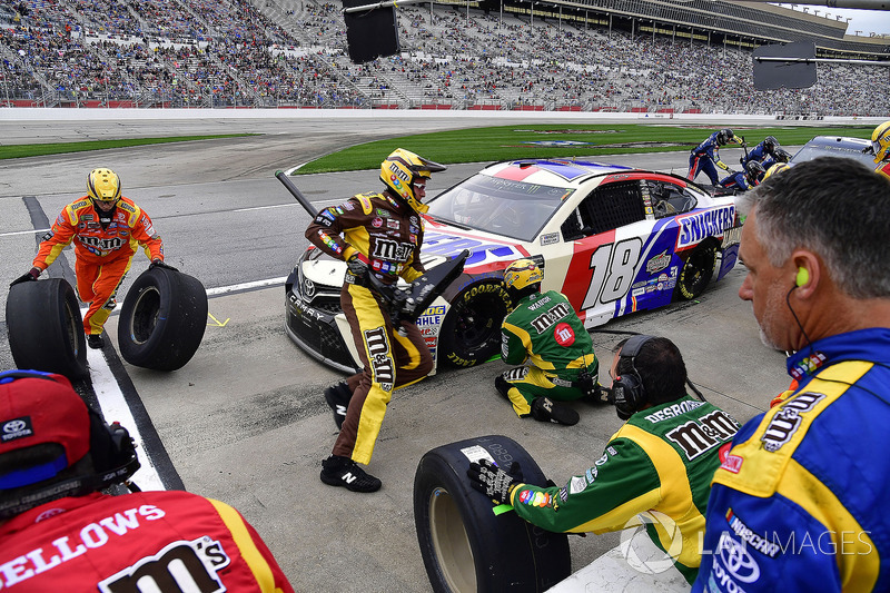 Kyle Busch, Joe Gibbs Racing, Snickers Almond Toyota Camry pits