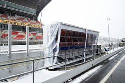 Pitlane del Circuit de Barcelona cubierto de nieve