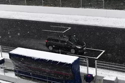 Une voiture en piste sous la neige