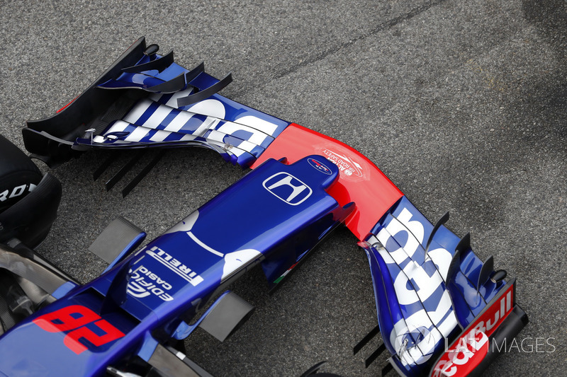 Scuderia Toro Rosso STR13 nose and front wing detail