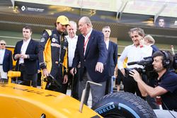 Alain Prost with Juan Carlos, former king of Spain around the Renault Sport F1 Team garage