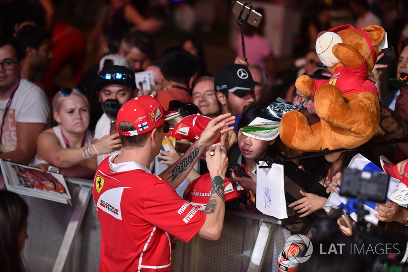 Kimi Raikkonen, Ferrari signs autographs for the fans