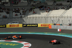 Fernando Alonso, McLaren MCL32, Sebastian Vettel, Ferrari SF70H