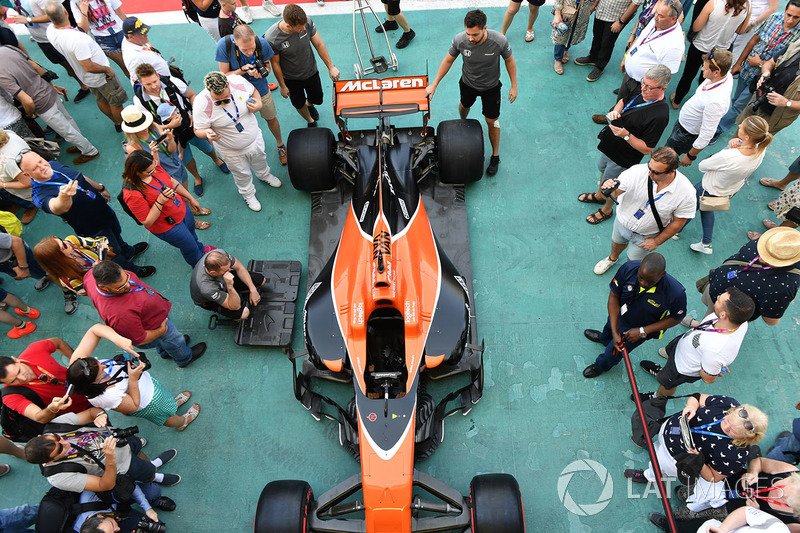 McLaren MCL32 and fans in pit lane