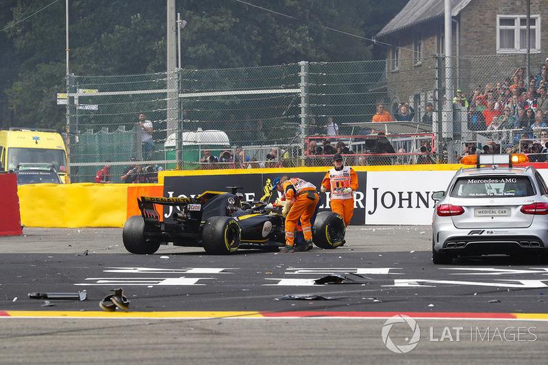 Nico Hülkenberg, Renault Sport F1 Team, wycofuje się z wyścigu po wypadku w pierwszym zakręcie