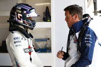 Lance Stroll, Williams Racing, in gesprek met Rob Smedley, Head of Vehicle Performance, Williams Martini Racing