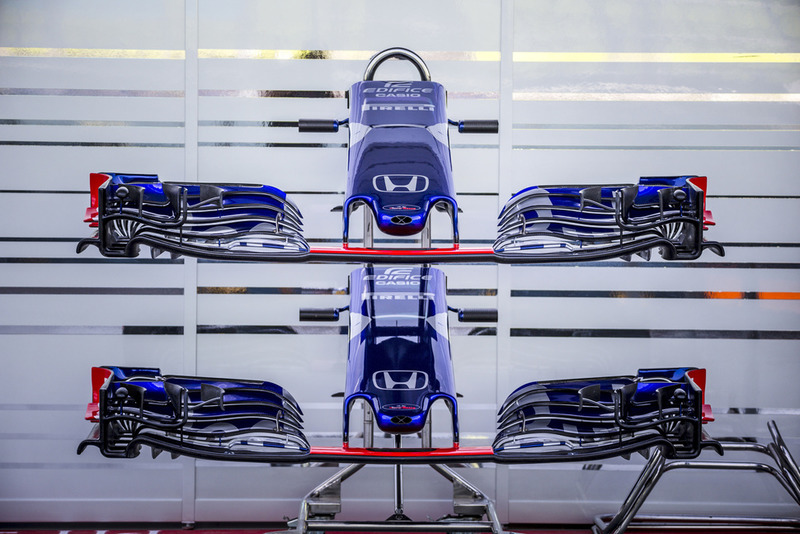Scuderia Toro Rosso STR13 nose and front wings