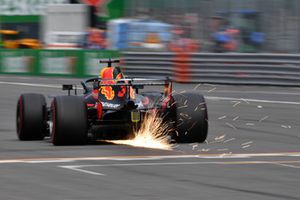 Daniel Ricciardo, Red Bull Racing RB14 lâche des étincelles