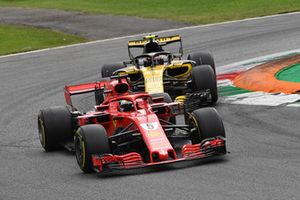 Sebastian Vettel, Ferrari SF71H en Carlos Sainz Jr., Renault Sport F1 Team R.S. 18 