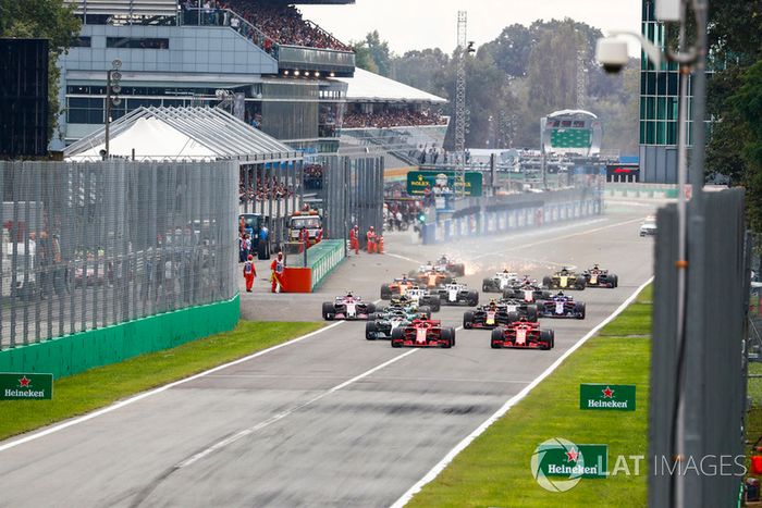 Inicio de la carrera con Kimi Raikkonen, Ferrari SF71H, líder Sebastian Vettel, Ferrari SF71H y Lewis Hamilton, Mercedes AMG F1 W09
