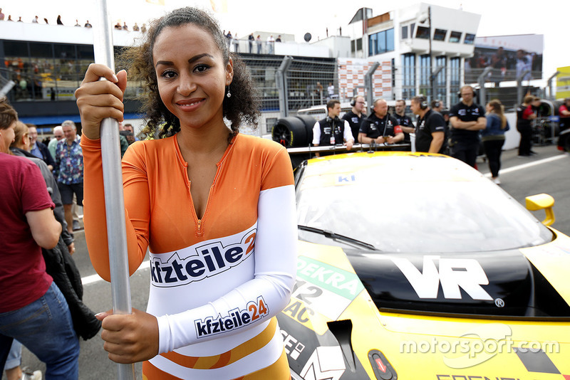 Chica de la parrilla de #12 EFP by TECE Audi R8 LMS: Florian Spengler, Dries Vanthoor