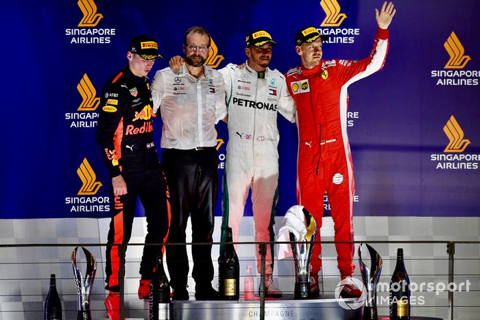 Max Verstappen, Red Bull Racing, Lewis Hamilton, Mercedes AMG F1 y Sebastian Vettel, Ferrari celebra