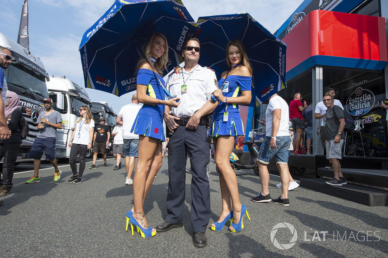 Grid girl con un poliziotto