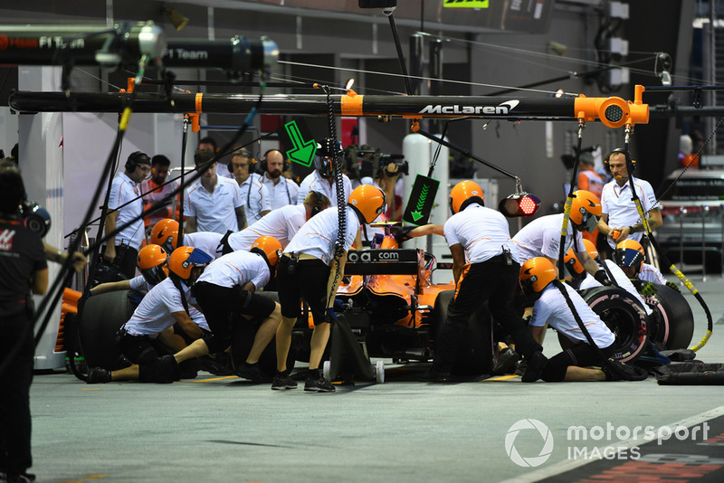 Stoffel Vandoorne, McLaren MCL33 pit stop