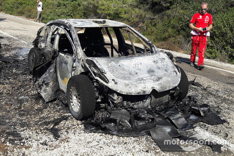 Coche quemado de Craig Breen, Scott Martin, Citroën World Rally Team Citroën C3 WRC