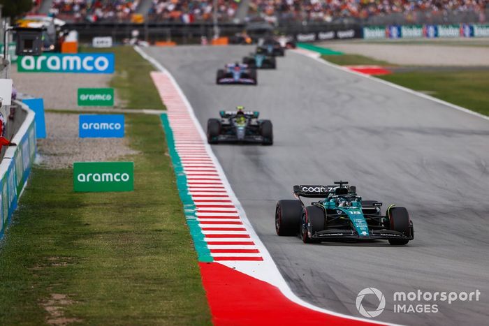 Lance Stroll, Aston Martin AMR23, Lewis Hamilton, Mercedes F1 W14