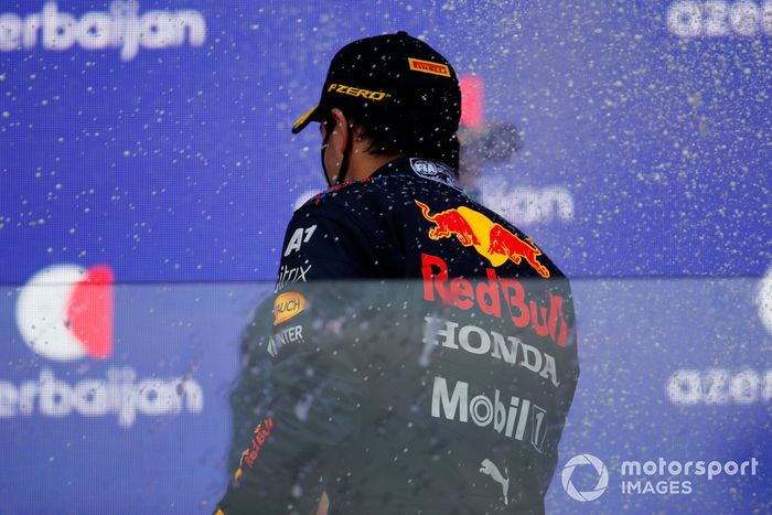 Podio: ganador de la carrera Sergio Pérez, Red Bull Racing