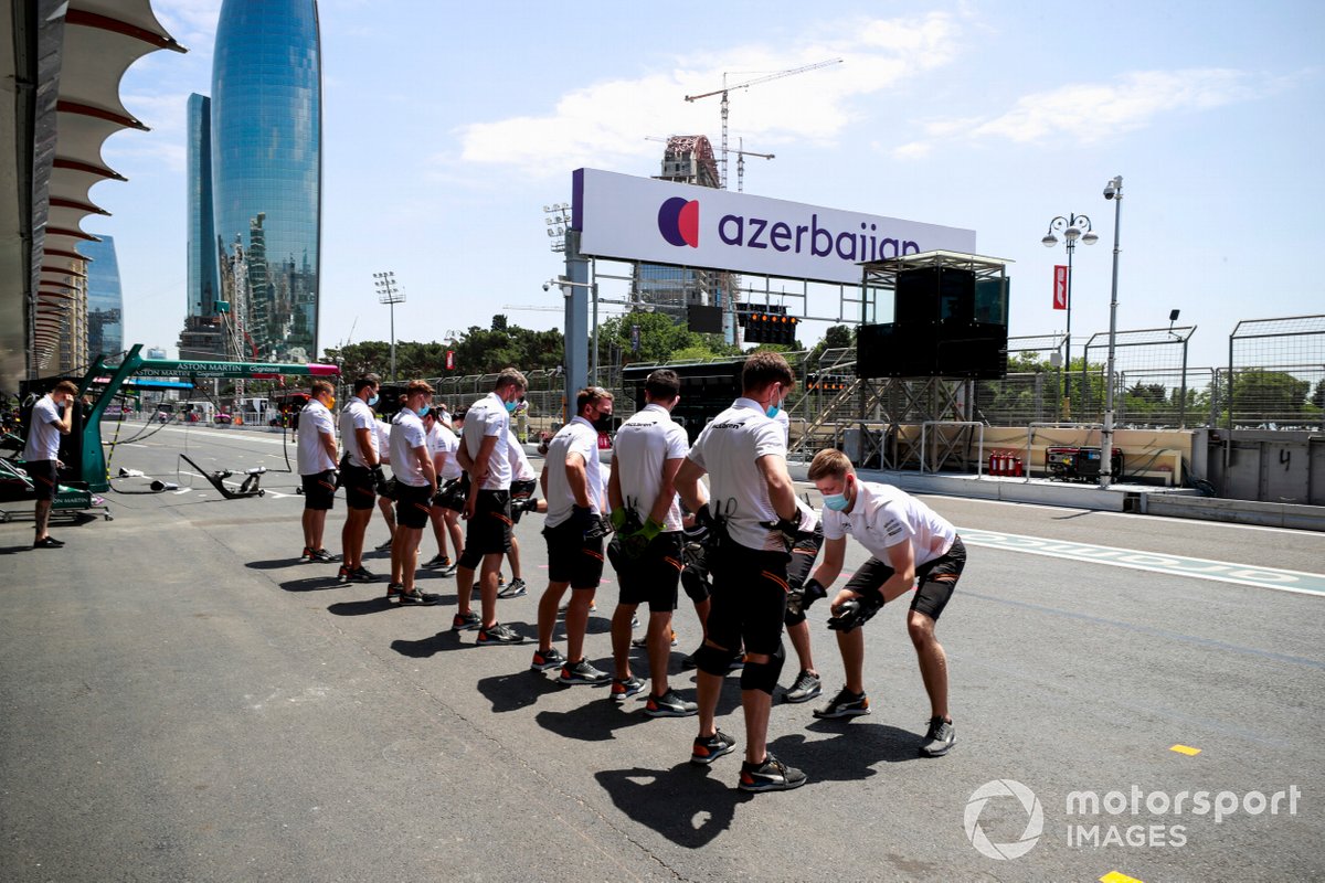 I meccanici della McLaren si preparano per la sessione di Prove Libere