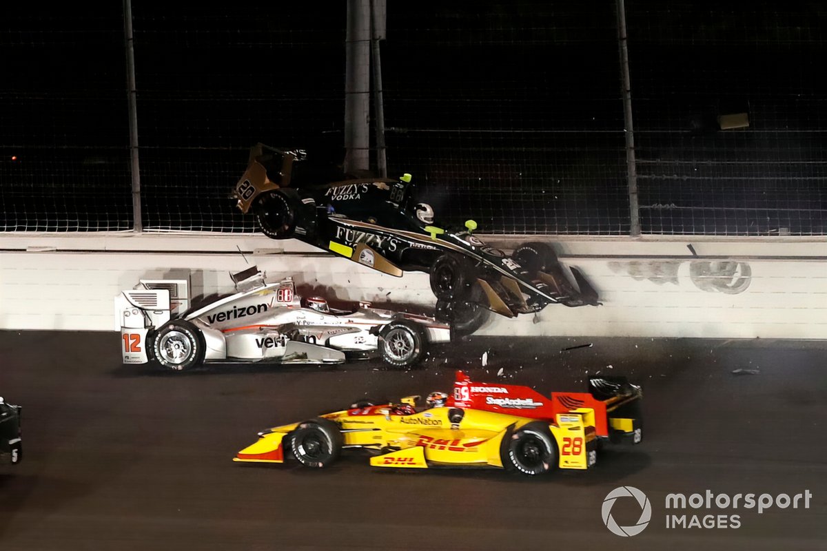 Crash: Will Power, Team Penske Chevrolet, Ed Carpenter, Ed Carpenter Racing Chevrolet