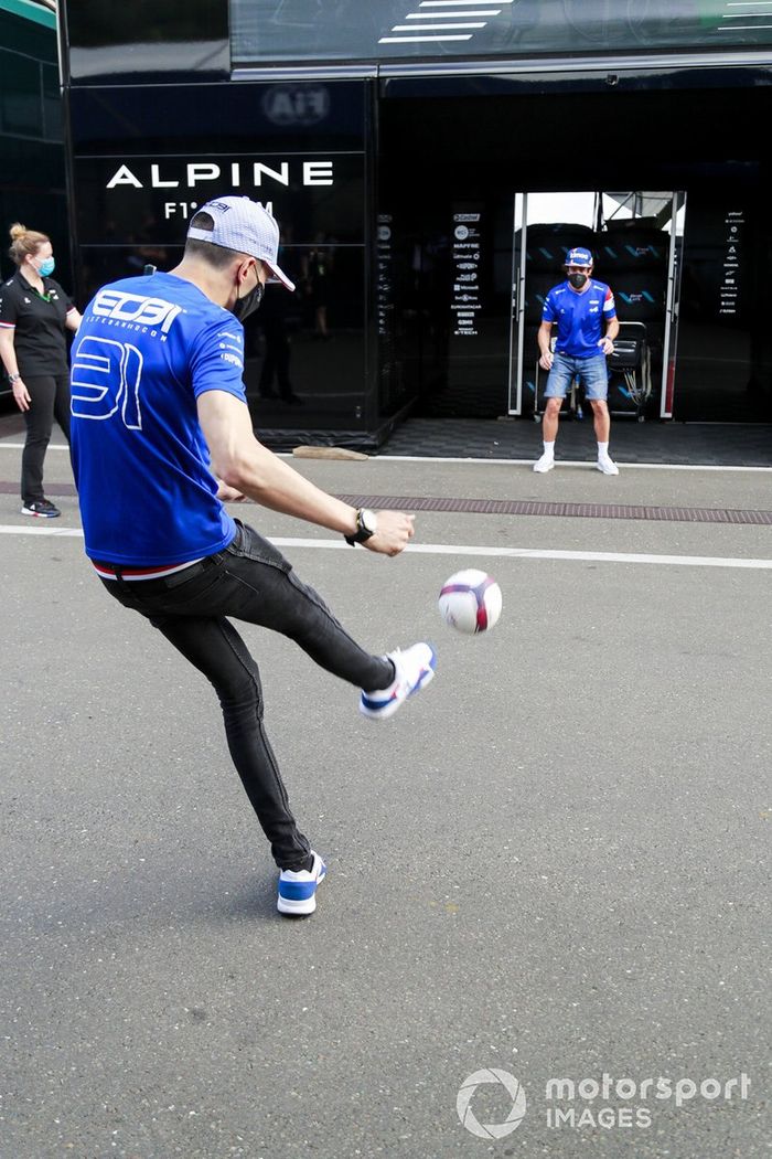 Esteban Ocon, Alpine F1, Fernando Alonso, Alpine F1  juegan al fútbol