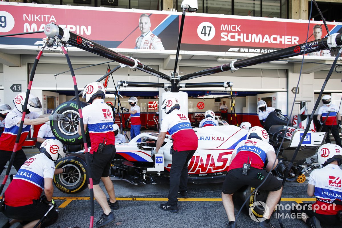 El equipo Haas practica un pitstop con Mick Schumacher Haas VF-21