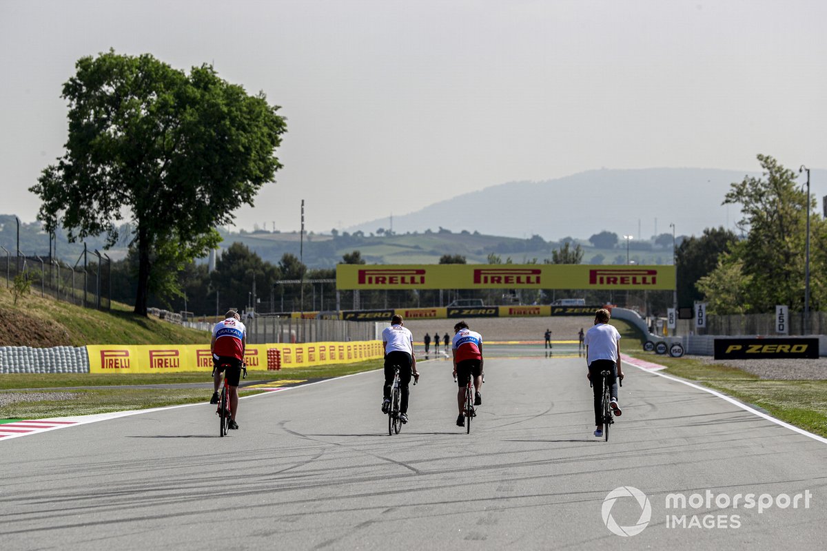 Mick Schumacher, Haas F1 en bicicleta