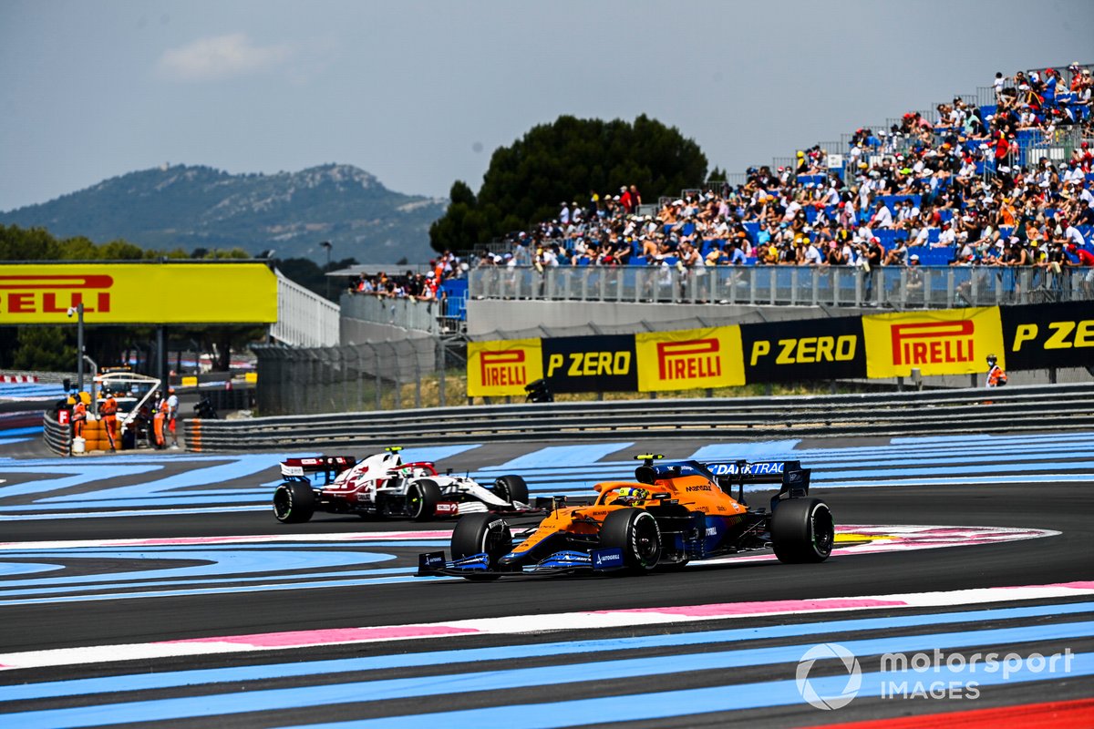 Lando Norris, McLaren MCL35M, Antonio Giovinazzi, Alfa Romeo Racing C41