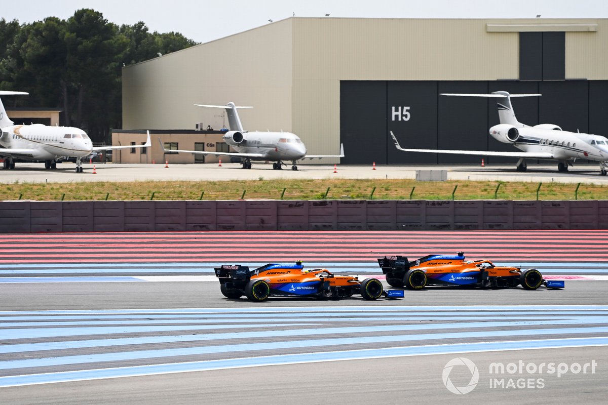 Daniel Ricciardo, McLaren MCL35M , passa Lando Norris, McLaren MCL35M