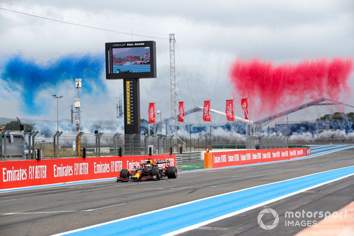 Pemenang F1 GP Prancis Max Verstappen, RB16B Red Bull Racing, melintasi garis finis