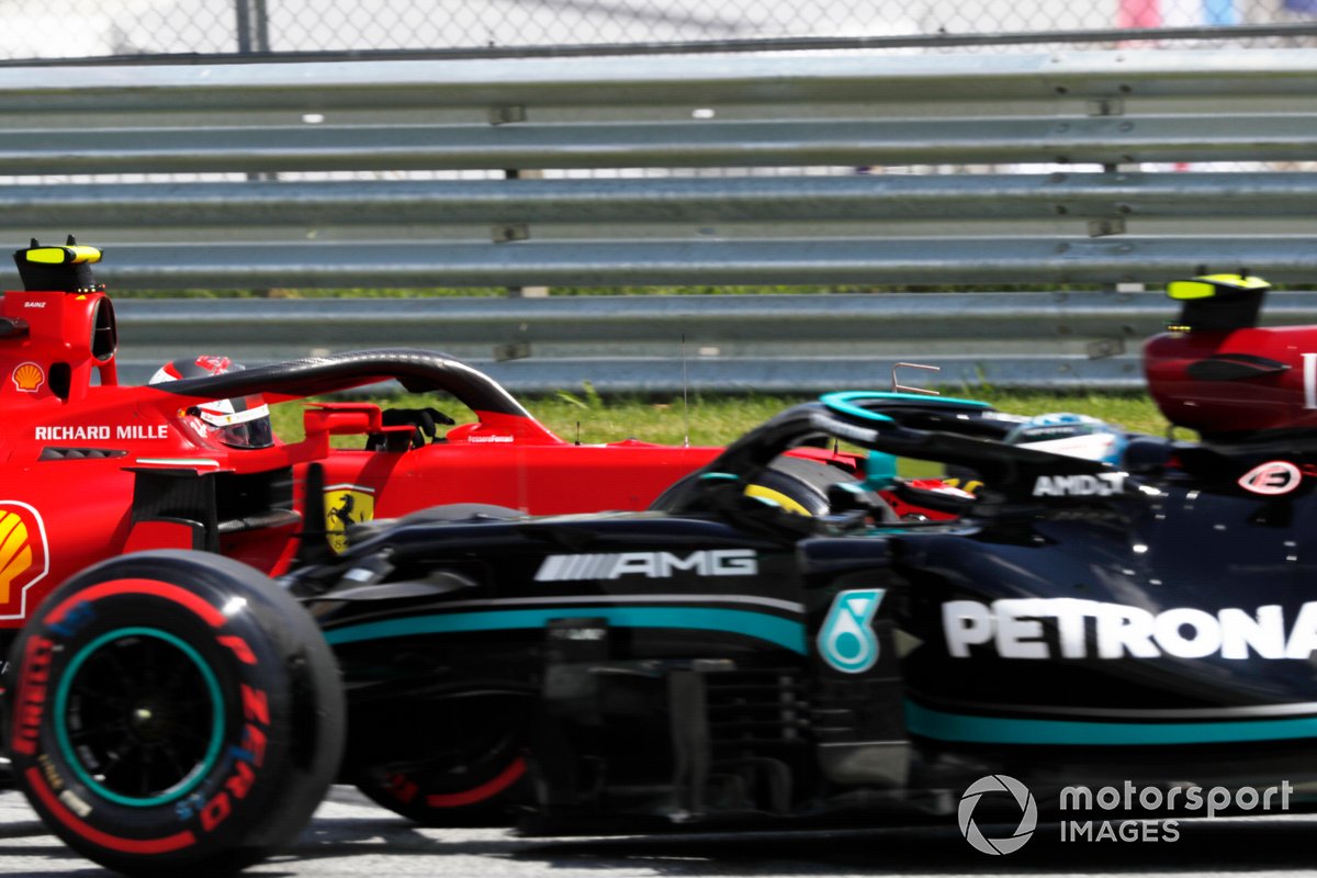 Charles Leclerc, Ferrari SF21, e Valtteri Bottas, Mercedes W12