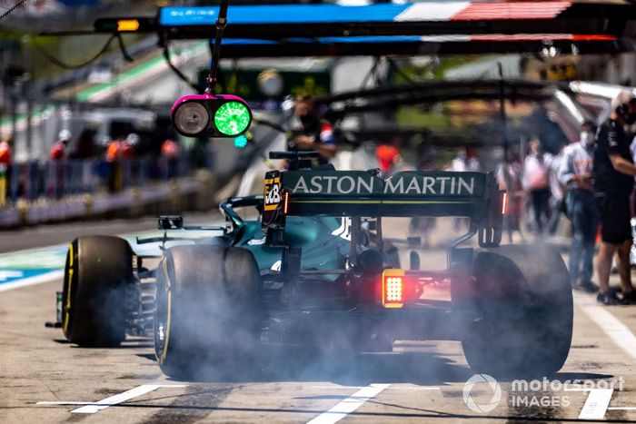Lance Stroll, Aston Martin AMR21 sale de pits