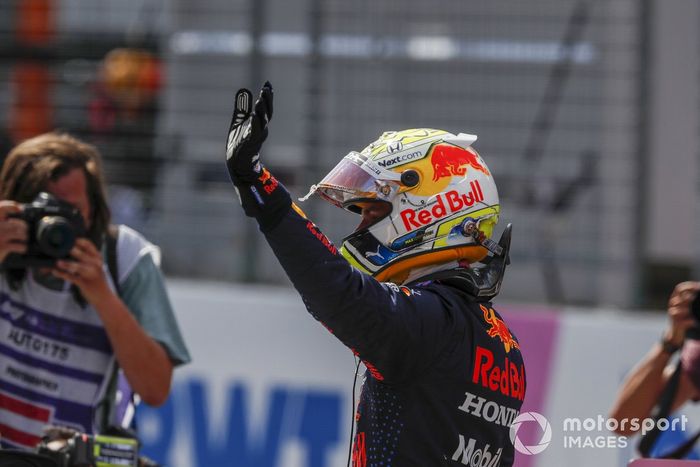 Ganador de la pole Max Verstappen, Red Bull Racing, en Parc Ferme