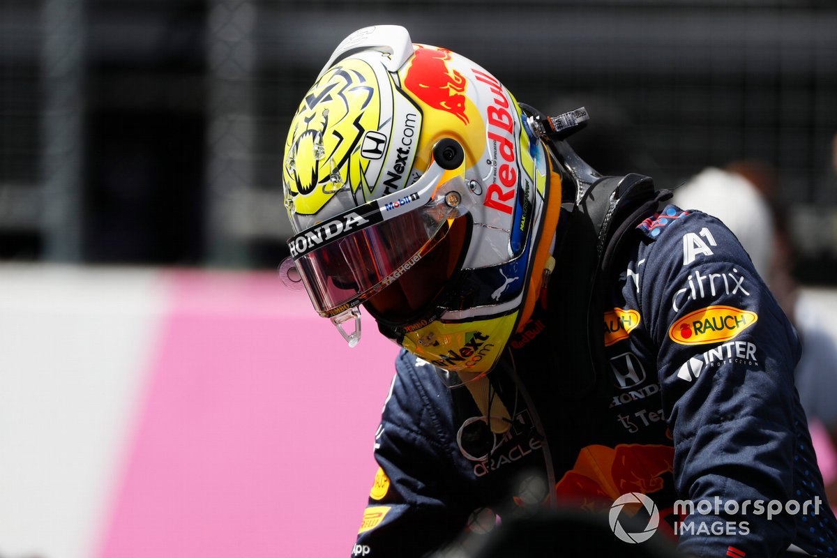 El ganador de la pole Max Verstappen, Red Bull Racing, llega a la parrilla de salida