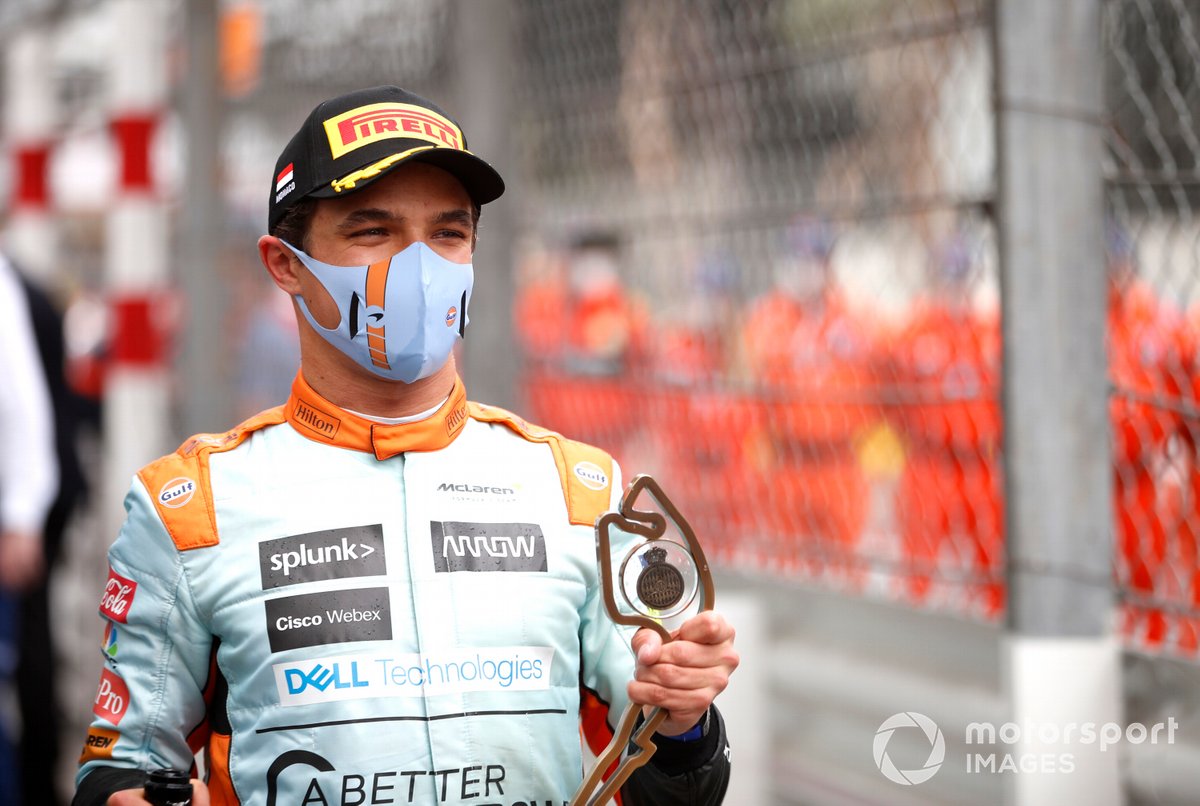 Lando Norris, McLaren, terzo classificato, con il trofeo e lo Champagne