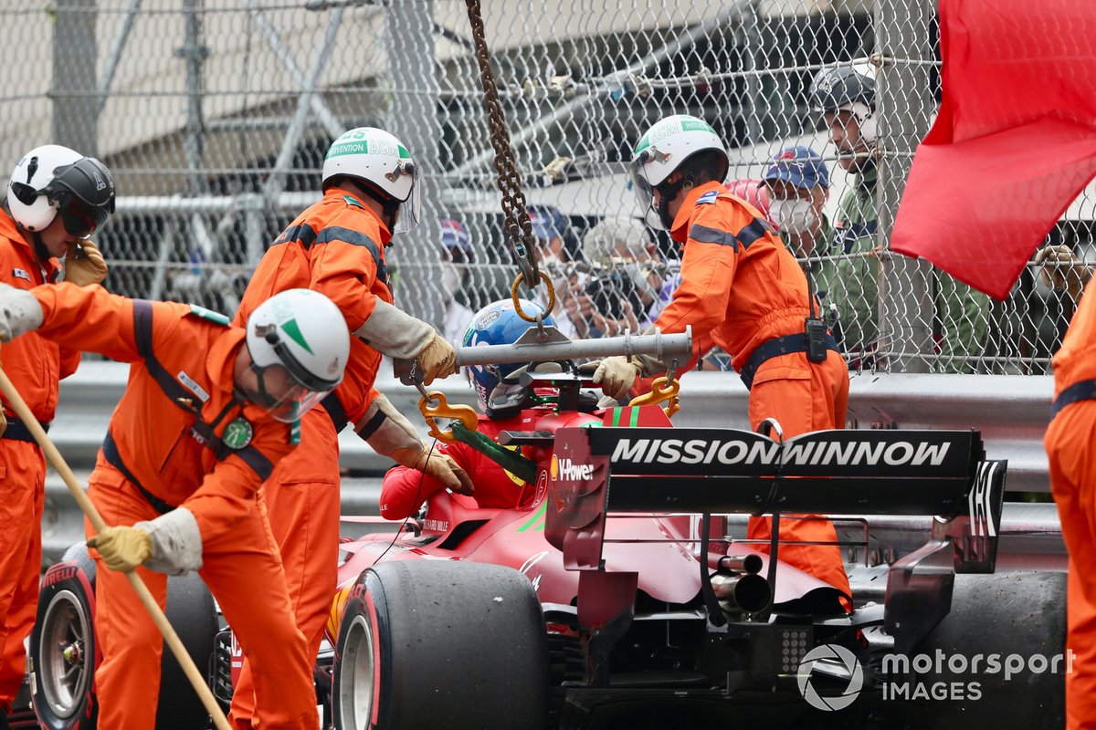 Marshal rimuovono l'auto di Charles Leclerc, Ferrari SF21, dalla pista