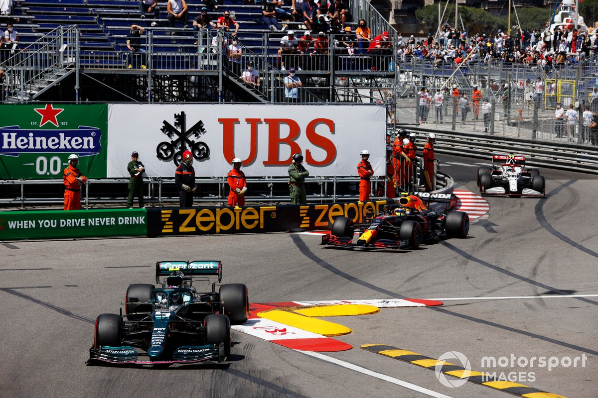 Sebastian Vettel, Aston Martin AMR21, Sergio Pérez, Red Bull Racing RB16B, Antonio Giovinazzi, Alfa Romeo Racing C41