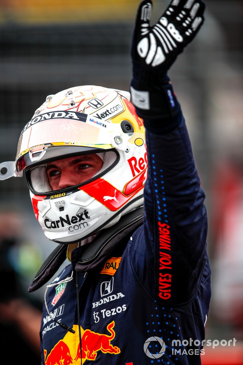 Il Pole man Max Verstappen, Red Bull Racing, saluta i tifosi dopo le Qualifiche