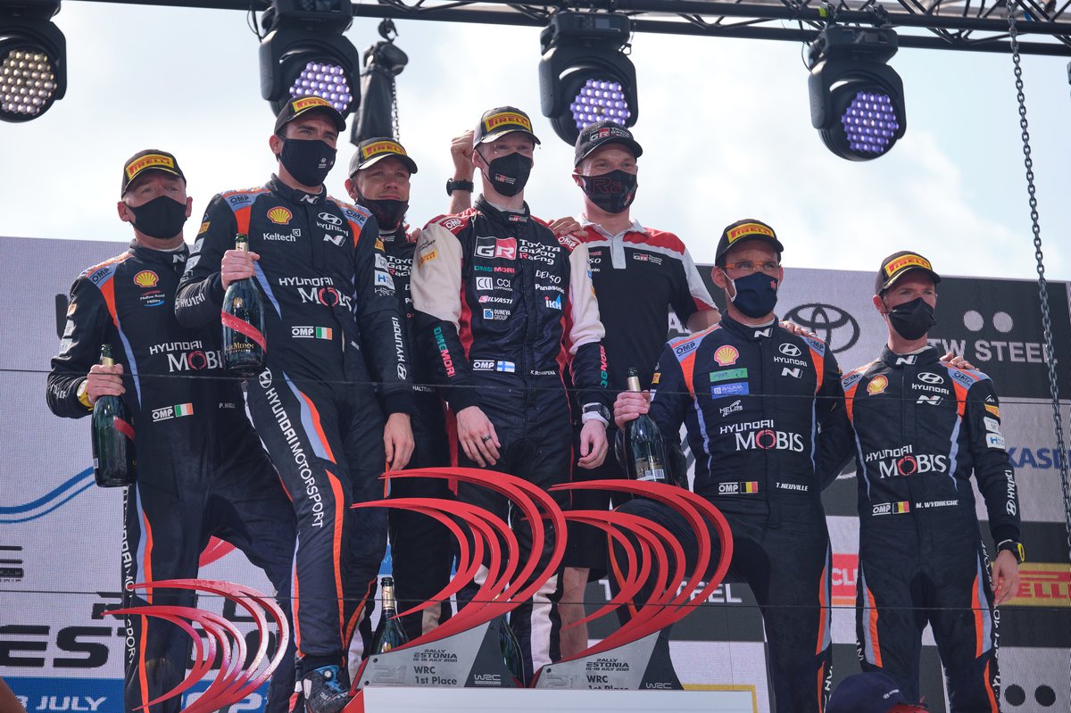 Podio: ganadores Kalle Rovanperä, Jonne Halttunen, Toyota Gazoo Racing WRT Toyota Yaris WRC, segundo lugar Craig Breen, Paul Nagle, Hyundai Motorsport Hyundai i20 Coupe WRC, tercer lugar Thierry Neuville, Martijn Wydaeghe, Hyundai Motorsport Hyundai i20 Coupe WRC