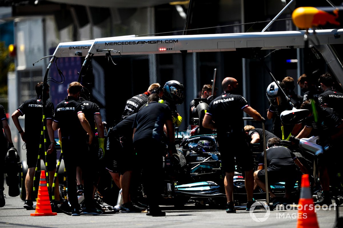 Lewis Hamilton, Mercedes W12, durante una prova di pitstop