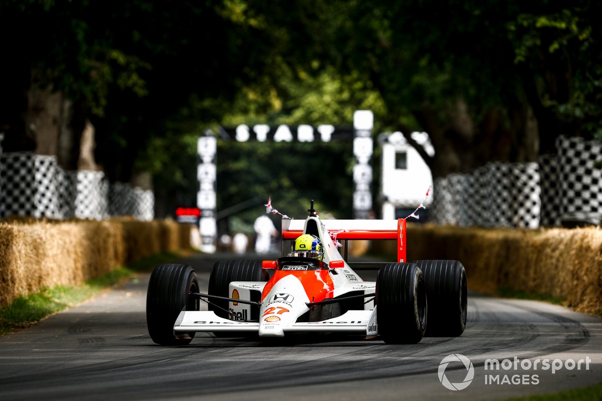 Lando Norris au volant de la McLaren-Honda MP4/5B (1990)