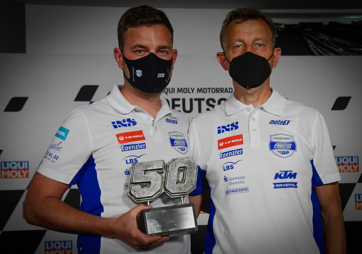El director del equipo, Florian Prüstel, y el propietario, Ingo Prüstel, con el trofeo que marca la retirada del número 50
