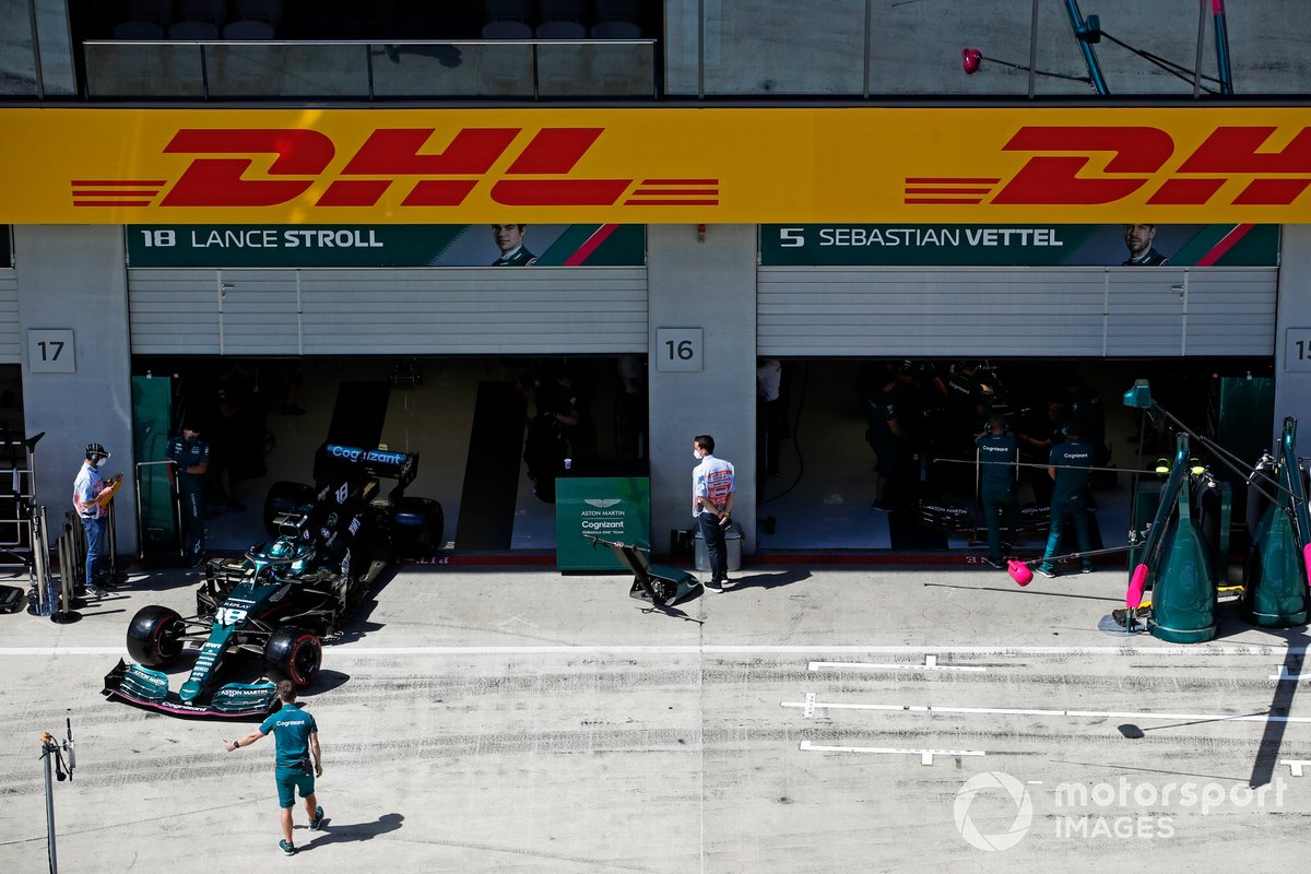 Lance Stroll, Aston Martin AMR21 sale del garaje