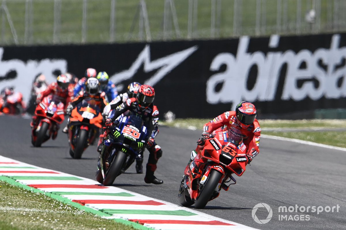 Francesco Bagnaia, líder al inicio de la carrera
