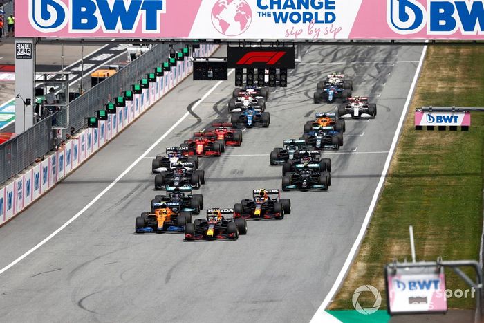 Max Verstappen, Red Bull Racing RB16B, Lando Norris, McLaren MCL35M, Sergio Pérez, Red Bull Racing RB16B, Lewis Hamilton, Mercedes W12, Valtteri Bottas, Mercedes W12, Pierre Gasly, AlphaTauri AT02, al inicio