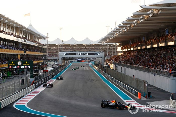 Max Verstappen, Red Bull Racing RB20, Liam Lawson, VCARB 01, Lewis Hamilton, Mercedes F1 W15