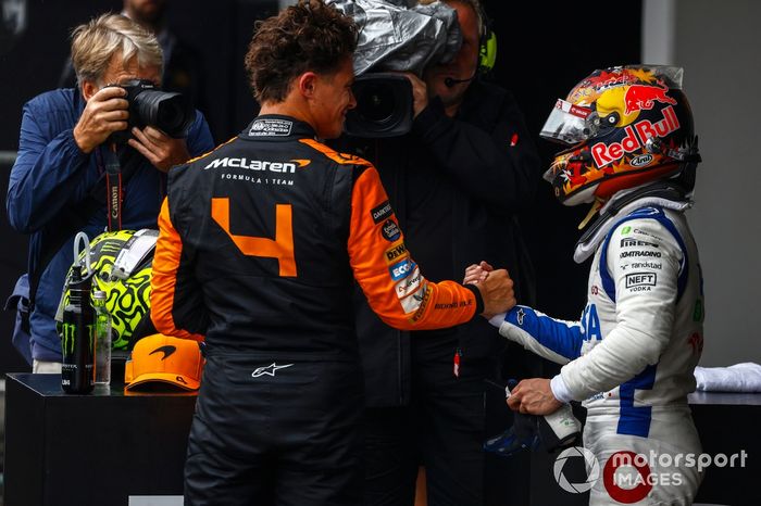 Yuki Tsunoda, Visa Cash App RB F1 Team, felicita al hombre de la pole Lando Norris, McLaren F1 Team, en Parc Ferme