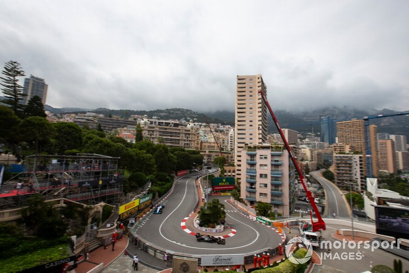 Kevin Magnussen, Haas F1 Team VF-19, leads George Russell, Williams Racing FW42